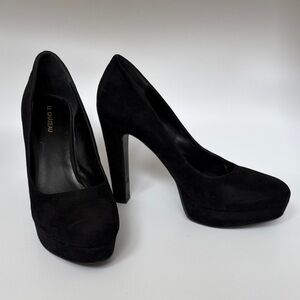 Le Chateau Classic Black Heels